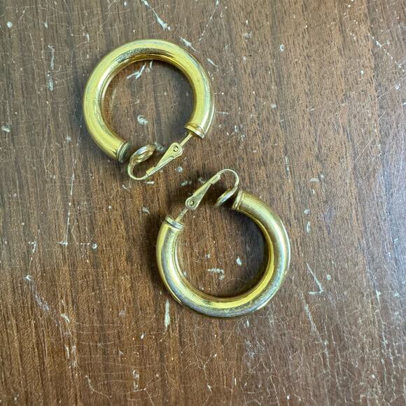 Trifari VINTAGE gold tone metal hoop‎ Clip on earrings - Picture 1 of 5